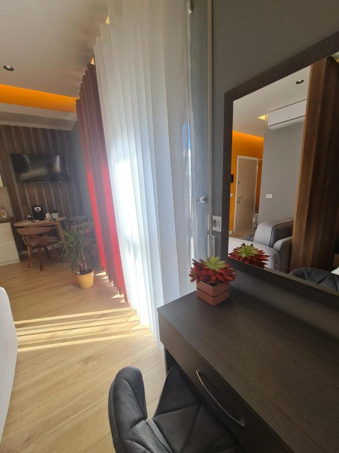 Sunny Apartment - Blloku Tirana, Near Lake Экстерьер фото